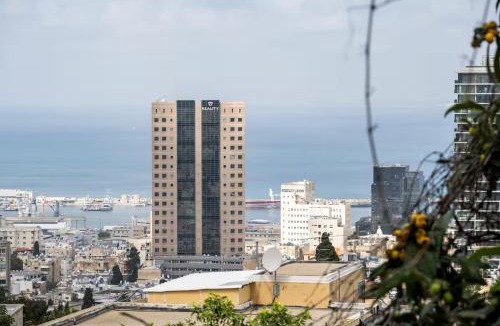 Haifa Apartment | Quiet and Spacious Luxury Apartment with Splendid View between Carmel and Downtown