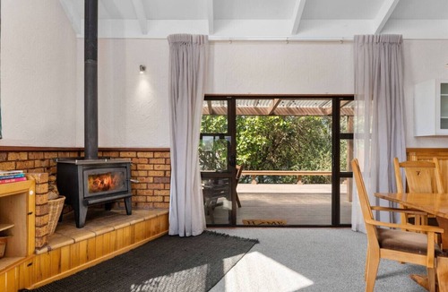 Turangi House | River Retreat in Turangi -Pets, Wi-Fi, wood burner for cooler days, close to nature walks