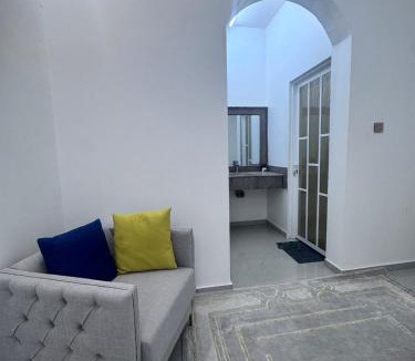Al Maabilah Apartment | Room in Muscat, Mohsin Place