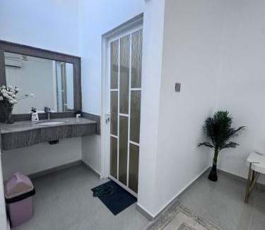 Al Maabilah Apartment | Room in Muscat, Mohsin Place