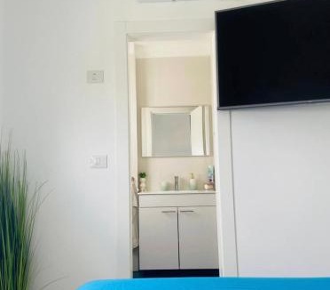 Hadera House | SABLETT Hadera - Room With private shower and WC in Elie Home