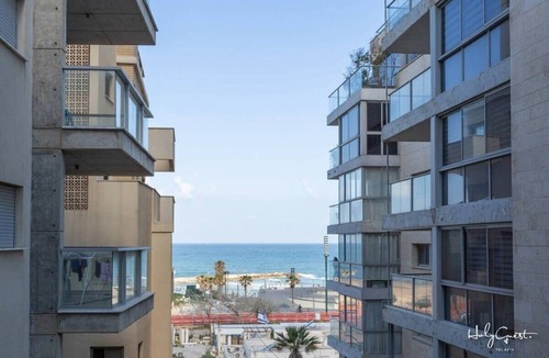 Kerem HaTeimanim Apartment | Sea View 2 BR near Shouk Hacarmel by HolyGuest