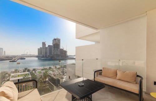 Palm Jumeirah Apartment | Sea View 2BDR Apartment, Pool and Beach Access