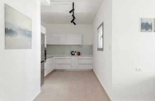 Bat Yam Apartment | Sea View Tower - 33rd Floor | Parking | Mamad