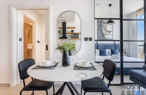 Dubai Apartment | Serene 1BR Getaway In Collective