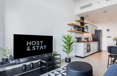 Dubai Apartment | Serene 1BR Getaway In Collective