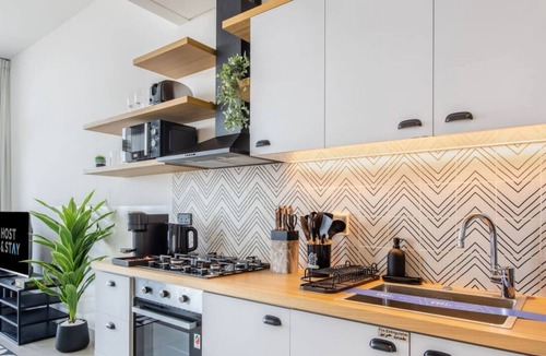 Dubai Apartment | Serene 1BR Getaway In Collective