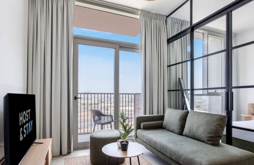 Dubai Apartment | Serene 1BR Getaway In Collective