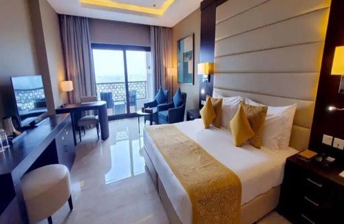Al-Fujairah Hotel | Serene Stay in Beachfront Room w/Balcony & Stunning Indian Ocean View