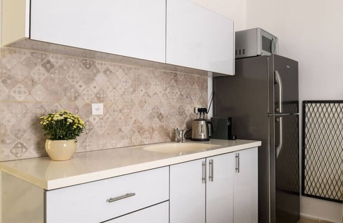 Kerem HaTeimanim Apartment | Shuk Studio in the Carmel House by Sea N' Rent