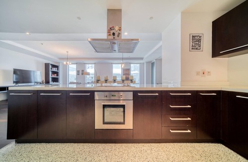DIFC Apartment | Sleek and Convenient 1BR Apt in DIFC