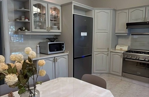 Amman House | Sleeps 8 people! Apartment 5 minutes to Abdoun w balcony a in Dair Ghbar!