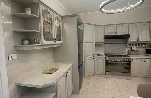 Amman House | Sleeps 8 people! Apartment 5 minutes to Abdoun w balcony a in Dair Ghbar!