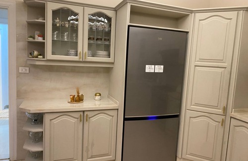 Amman House | Sleeps 8 people! Apartment 5 minutes to Abdoun w balcony a in Dair Ghbar!