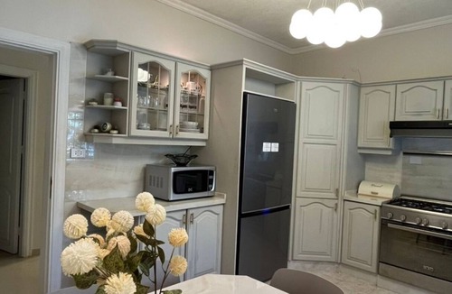 Amman House | Sleeps 8 people! Apartment 5 minutes to Abdoun w balcony a in Dair Ghbar!