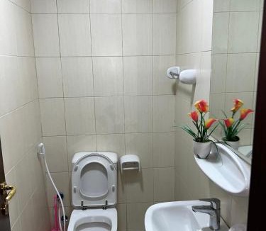 Ajman House | Small Room shared bath with beach access for single person or short stay couplesغرفة صغيرة مع حمام مشترك مع إمكانية الوصول إلى الشاطئ لشخص واحد أو للأزواج الذين يقيمون لفترة قصيرة