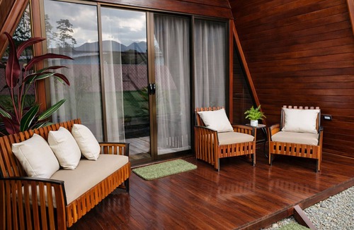 La Fortuna Ski Chalet | Sol y Luna Chalet with volcano view and Jacuzzi