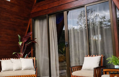 La Fortuna Ski Chalet | Sol y Luna Chalet with volcano view and Jacuzzi