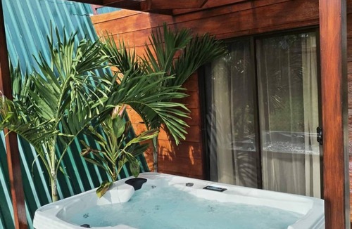 La Fortuna Ski Chalet | Sol y Luna Chalet with volcano view and Jacuzzi