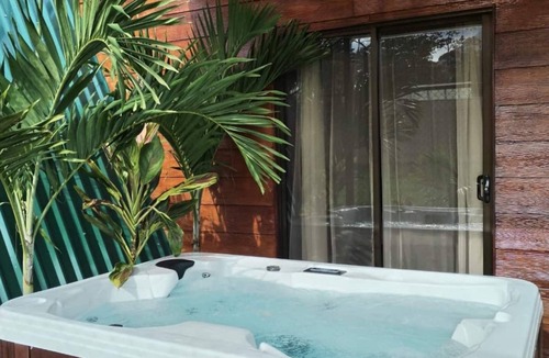 La Fortuna Ski Chalet | Sol y Luna Chalet with volcano view and Jacuzzi