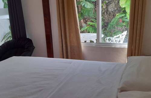 Managua Hotel | Spacious 9-bedroom hotel in tranquil Managua next to MetroCentro