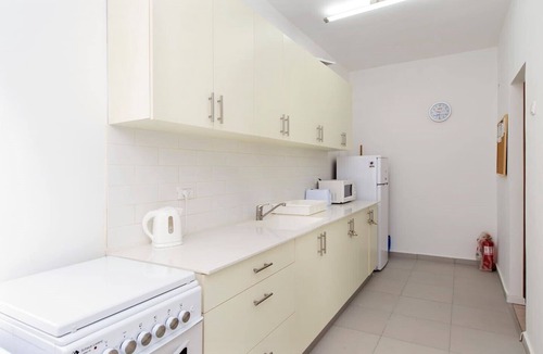 Tel Aviv Apartment | Spacious 3-bedroom apartment with AC, WiFi in charming Giv'atayim