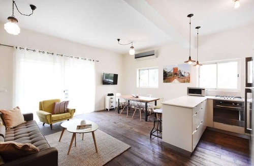 Old North Apartment | Spacious 3BR Home in Prague St Near Hilton Beach by HolyGuest