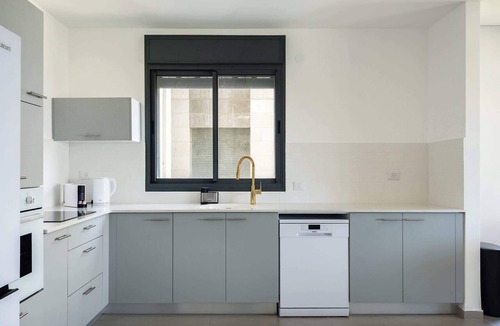 Rishon LeTsiyon Apartment | Spacious 4BR Apt l Sunny Balcony & Mamad