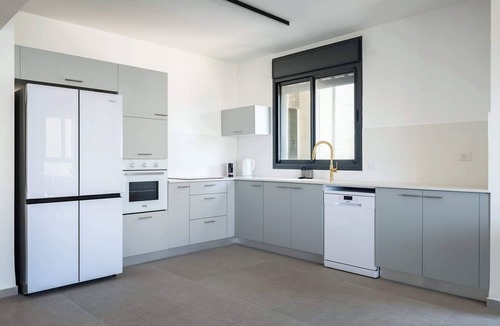 Rishon LeTsiyon Apartment | Spacious 4BR Apt l Sunny Balcony & Mamad
