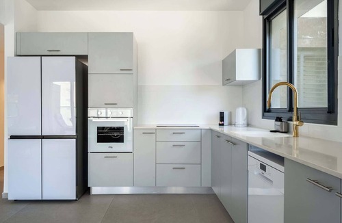 Rishon LeTsiyon Apartment | Spacious 4BR Apt l Sunny Balcony & Mamad