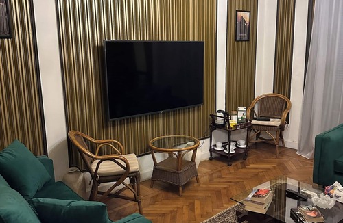 Qasr an-Nil Apartment | Spacious 5-bedroom apartment with AC, WiFi in fantastic Cairo Governorate