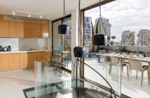 Kerem HaTeimanim Apartment | Spacious 5BR Penthouse Sea views by Holyguest