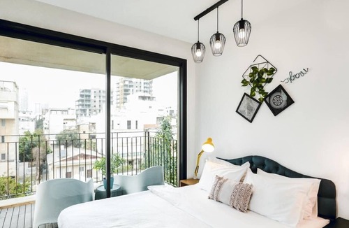 Kerem HaTeimanim Apartment | Spacious Family Paradise, Just 200m to the Beach!