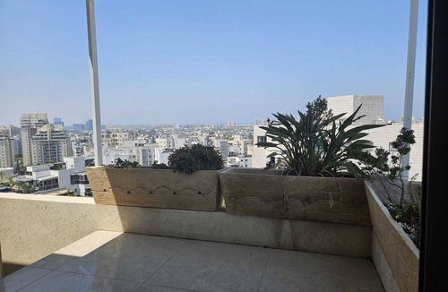 Holon Apartment | Spacious & Luxurious 5BR in Holon w/AC, Wi-Fi, Veranda, Parking, Near Tel Aviv