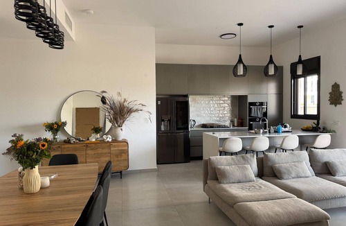 Or Akiva Apartment | Spacious Modern Upscale 4-Bedroom Garden Apartment next to Caesarea