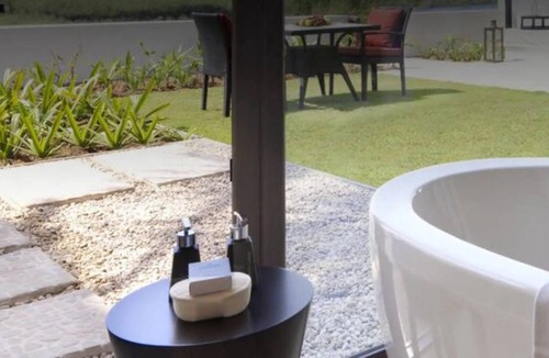 Salalah House | Spacious Seafront Accommodation! Outdoor Swimming Pool & Spa and Free Parking!