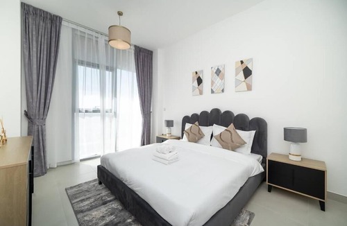 Dubai Apartment | StoneTree - Furnished 2BR with floor-to-ceiling window