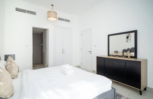 Dubai Apartment | StoneTree - Furnished 2BR with floor-to-ceiling window