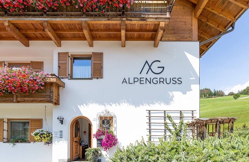 San Candido Apartment | Studio Apartment 'Alpengruss Air' with Mountain View, Shared Garden and Wi-Fi