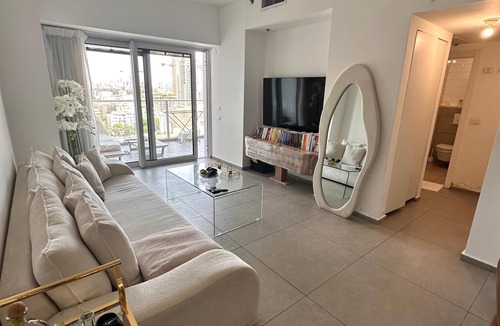 Tel Aviv Apartment | Stylish 2BR | Pool · Parking · Balcony · Azrieli Tel Aviv