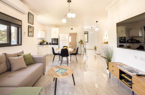 Haifa Apartment | Stylish 3BR City Stay Near Baháʼí Gardens