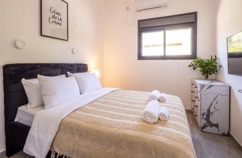 Haifa Apartment | Stylish 3BR City Stay Near Baháʼí Gardens