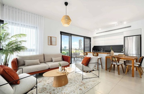 Bat Yam Apartment | Stylish 3BR Tower | Seaview | Parking | Mamad