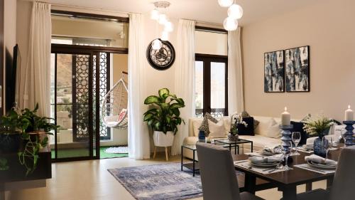 Muscat Apartment | Stylish Apartment with a Jacuzzi (Park&Pool View)