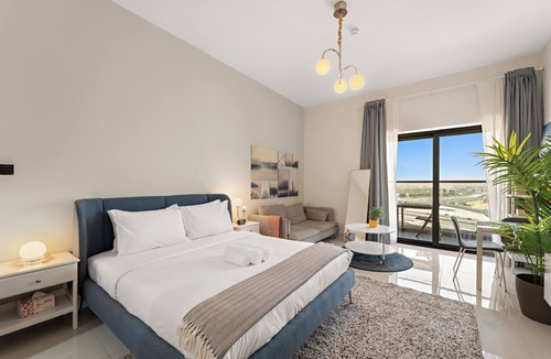 Dubai Apartment | Stylish Apt with a Gym, Pool, BBQ area, Badminton Court