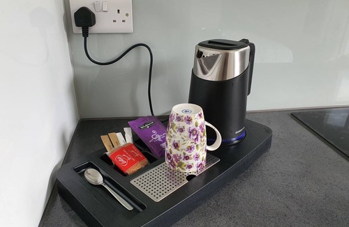 Patchway Apartment | Stylish detached studio with a wet room, Satellite TV & other amenities 😀