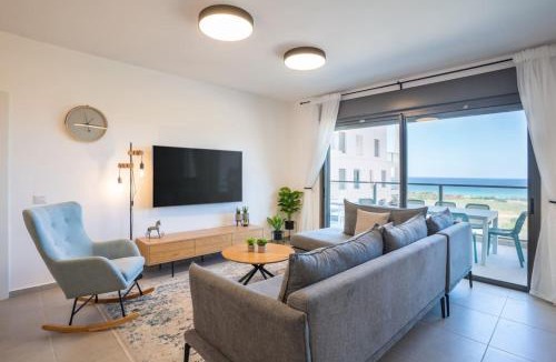 Nahariya Apartment | Stylish Seaside Escape with Balcony