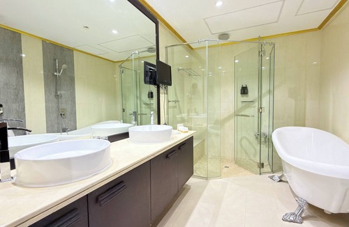 Ras Al Khaimah Hotel | Sunday Mangrove Corniche Hotel, Ras Al Khaimah