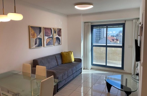 Jerusalem City Centre Apartment | Sunny 1-BR Terrace & Lift 1-min to Shuk