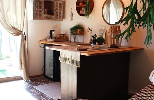 Artists Colony Apartment | Sunny's Suite